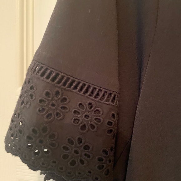 Rafaella, XL, has handkerchief hem, lace edging on the sleeves - Picture 3 of 4